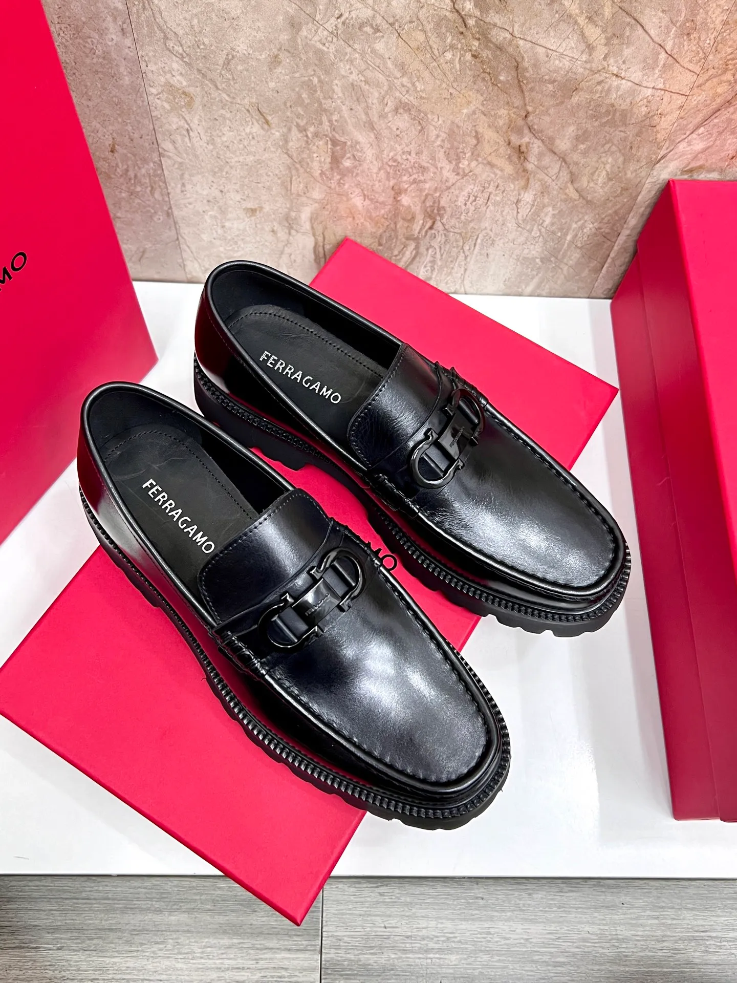 Original quality P580 Brand: Ferragamo Standard size: Men's size 38/44 (45.46 can be customized) Grade: Same style as the official website High-quality men's shoes Material: Customized first-layer calfskin with water-dyed cowhide lining Cowhide tiptoe Original non-slip and wear-resistant rubber outsole Style category: Men's formal business leather shoes are young and fashionable European and American trends British style Casual matching and comfortable feet Color: actual picture